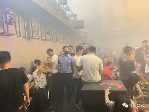 梧州6男子酒吧打架
