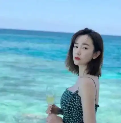 夏家三千金夏真真取出假体放飞自我,如今美成这样都不自知