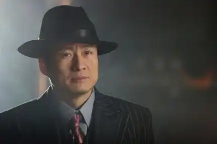 61岁港星内地工地开挖掘机,已被封杀多年,母亲仍住养老院8人间