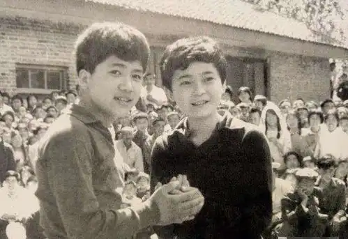 闪闪的红星潘冬子,娶大3岁2婚妻,58岁头发花白,享正师待遇
