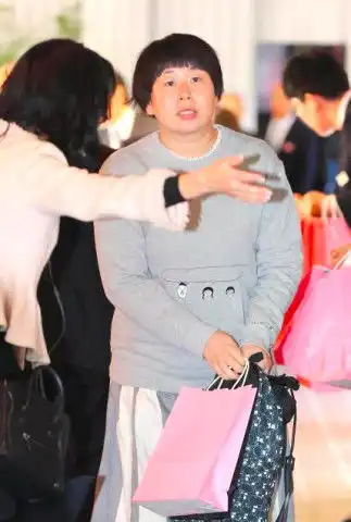 樱桃小丸子作者告别仪式,还原漫画场面,花轮小玉送行
