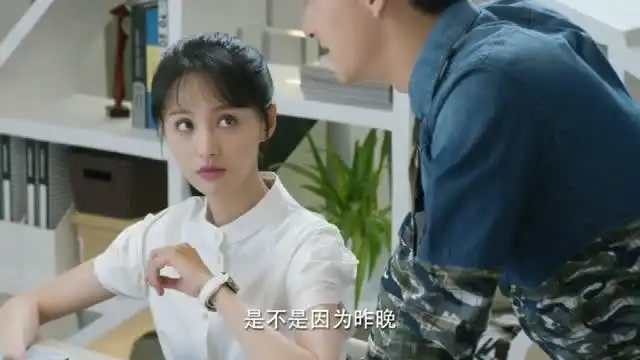 微微一笑很倾城于半珊发现微微衣服端倪,微微搞怪回答

