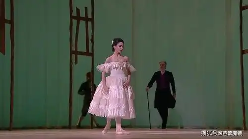 芭蕾时尚年底派对聚会怎么穿不如参考一下芭蕾舞的仙裙
