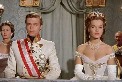 她是欧洲最美皇后,体重超90斤就3天不吃饭,散步时惨遭毒手