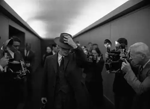 奥本海默一个太过完整的故事,一个没有答案的设问
