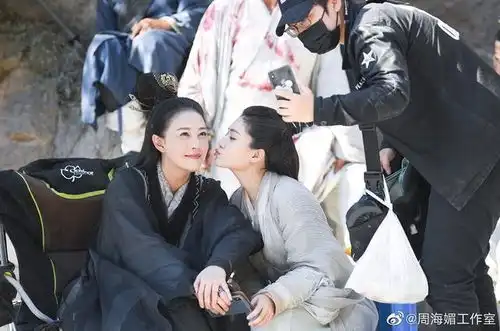 最美小师妹周海媚给狗庆生,上帝网友内涵她没孩子,霸气回怼太飒