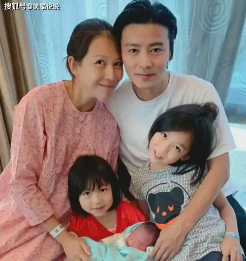 张晋晒全家福为儿子庆生,儿子卷发造型好可爱,长相太像张晋
