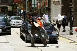 图文单身男女剧照吴彦祖飞身救美