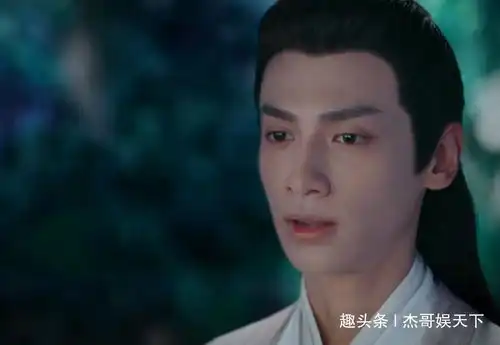 香蜜润玉在天帝和锦觅面前的表现完全两样,目的却只有一个
