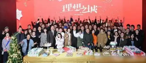 孙俪气场太强,靠在导演身上甜笑,穿棉服双手插兜太霸气