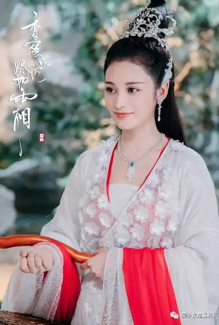 杨幂新签了一个长相结合热巴和娜扎的小花,很腻害的样子