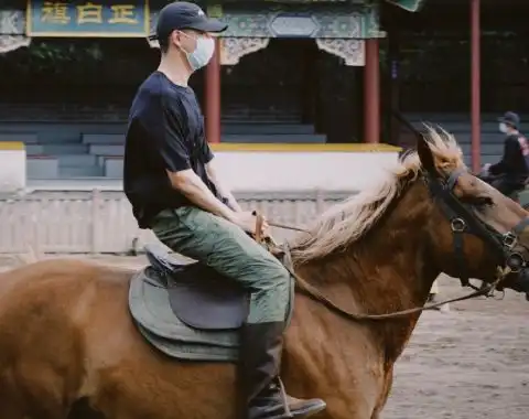 李现马场训练照,身穿黑t脚踩皮靴飒爽英姿,现男友魅力十足