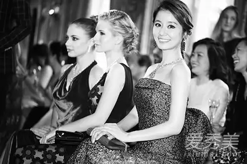 巴黎的女神周比美国的准新娘还要漂亮
