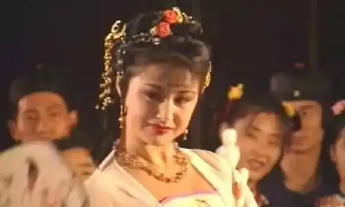 年轻时酷似西西里的美丽传说女主,她的美远不只是谢大脚
