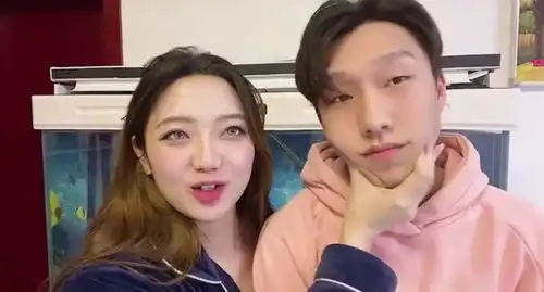 快乐星球冰柠檬公开恋情男友撞脸德云社烧饼,被嘲颜值低不相配
