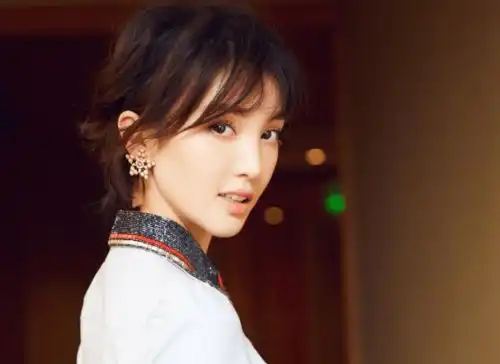 金晨李易峰疑似恋爱深夜进出同一公寓,曾在夜店嗨玩醉酒到凌晨
