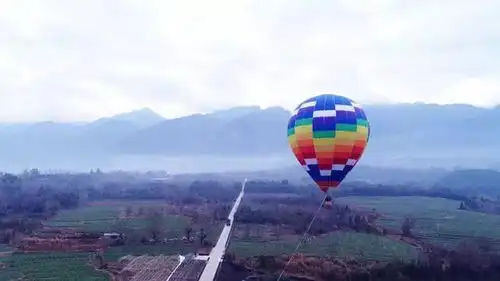 云端上的飞屋环游记热气球自由飞

