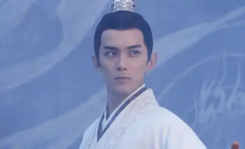 星汉灿烂剧照,赵露思新造型严肃,吴磊饰演皇帝义子
