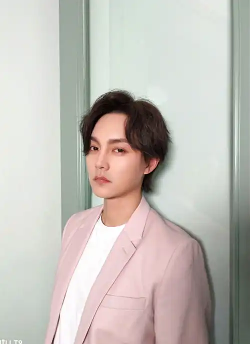 长头发的尹正比鹿晗还清秀,死鱼眼也遮不住美貌,网友想娶回家