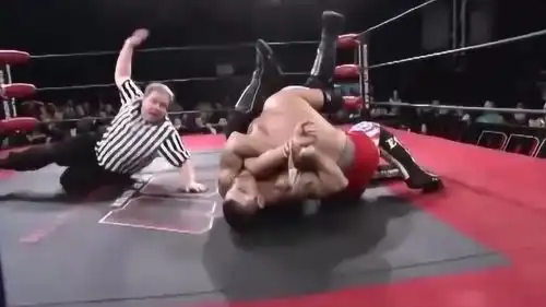 真激烈摔角小哥们在擂台上扭成一团,实力不分上下