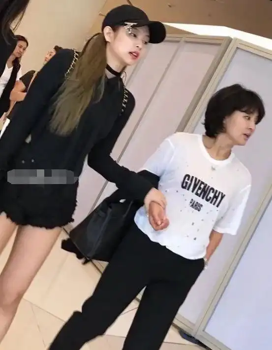 全智贤妈妈旧照曝光,网友都惊呆了女儿可以和妈妈长得有多像
