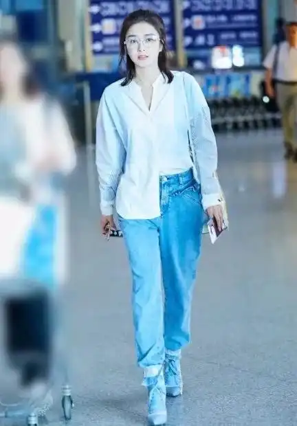 41岁陈数半扎拼色衬衫,撞上37岁秦岚,网友只差4岁却像母女