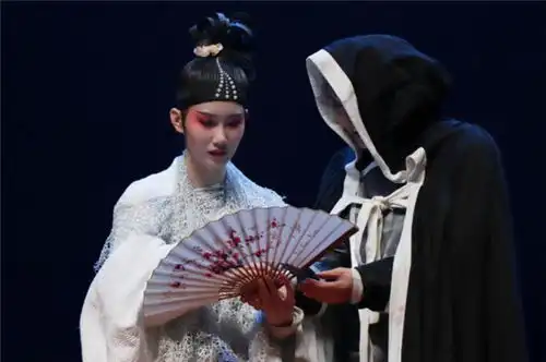 扇上的烟云,扇子美诗11首,看看团扇,羽扇,折扇的来历