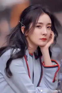 杨幂放弃抹茶绿改穿雾霾蓝意外美出新高度38大脚亮了