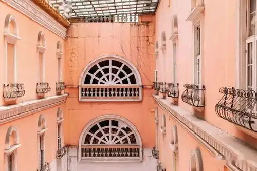 福州版布达佩斯大饭店,粉得很高级
