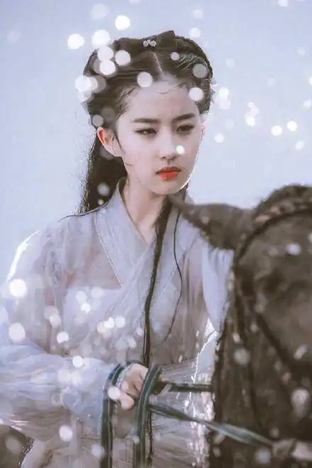 难怪刘亦菲版小龙女的雨中骑马戏被删看到后背那刻秒懂
