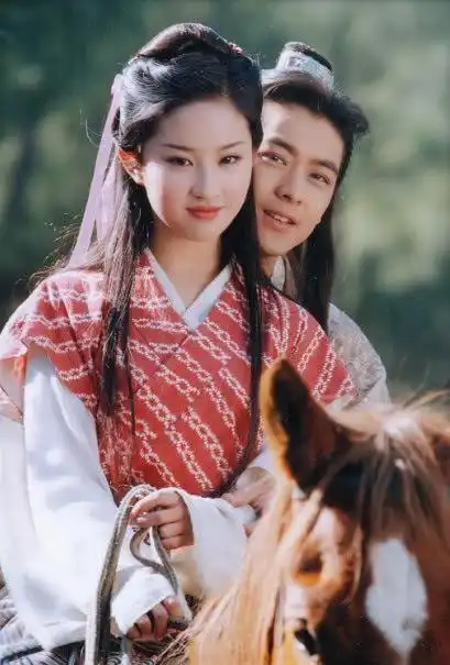 有谁还记得天龙八部吗,看到刘亦菲片场照后,粉丝心疼她
