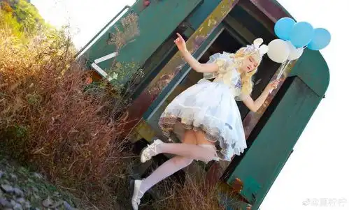 糖果味的lolita少女,气球与阳光衬托下,更加地甜美呢
