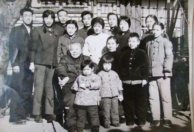 金粉世家作者张恨水三任妻子13个子女,人生远比金燕西传奇

