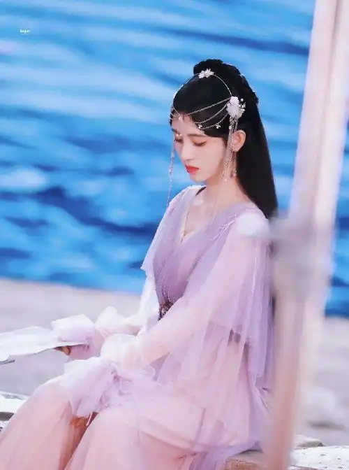 郭俊辰鞠婧祎花戎杀青,妆容不再半永久,古装造型你打几分
