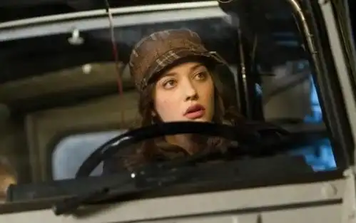 破产姐妹max和未婚夫的街拍曝光,留标志性的气质卷,颜值重回巅峰
