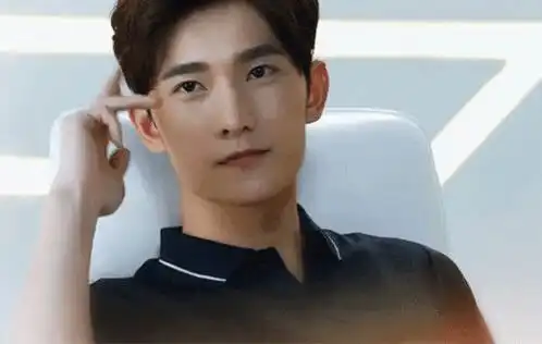 网友偶遇杨洋陪妈妈逛街,妈妈罕见露面被赞气质佳,这颜值天生的
