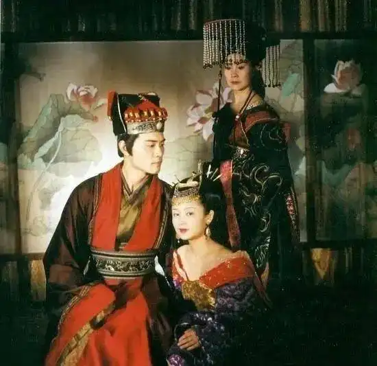 这部21年前热播的电视剧告诉世人权力保护着拥有它的人,也诅咒着拥有它的人

