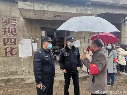 你好李焕英拍摄地卫东厂火了民警雨中护航打卡群众

