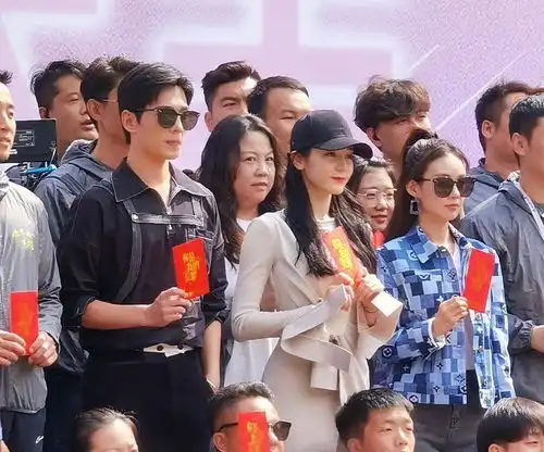 杨洋迪丽热巴拍趣味视频庆祝杀青,互送礼物cp感拉满
