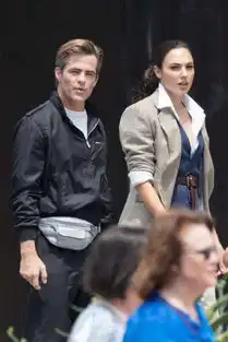 神力女超人2最新战袍剧照,网友惊叹裙子短到尺度边缘