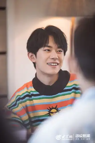 朋友请听好易烊千玺彩色条纹毛衣吸睛实力模仿咆哮式演技