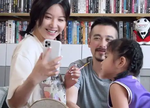 杨子姗干女儿给吴中天化妆,打扮好的效果,像泰国选美皇后
