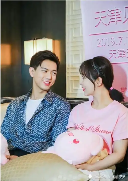 暗戳戳撒糖杨紫李现深夜营业动态3处撞上,cp粉直呼磕到了