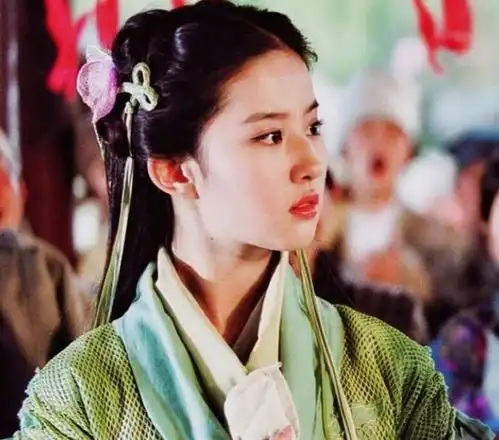 美人在骨不在皮,刘亦菲的这个大黑袄,完美诠释了时尚度全靠脸