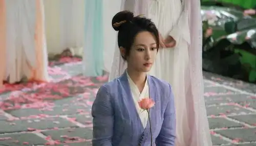 杨紫新剧路透曝光拿扫帚与成毅起冲突,造型撞琉璃被指敷衍