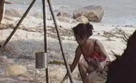 杨钰莹与窦唯搭早年未公映电影时光列车泳装剧照曝光
