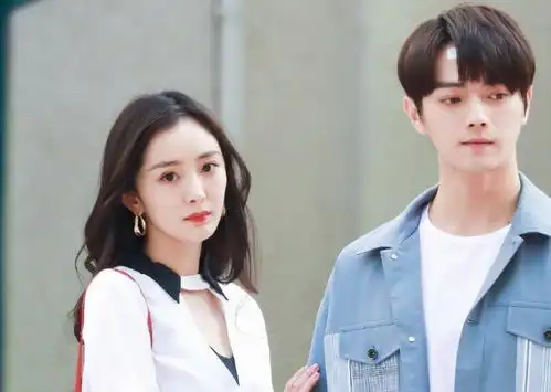 杨幂近况曝光,与小9岁男星忘情拍吻戏,被曝足足亲了一分钟
