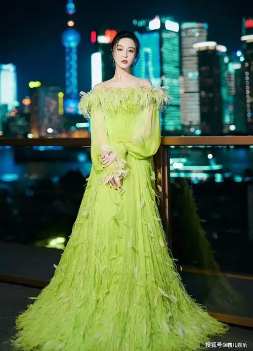 范冰冰出席活动真敢穿,一身液体裙就上台,身材曲线好迷人
