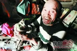 老人蜗居废墟捡破烂为生被一碗粥感动一天