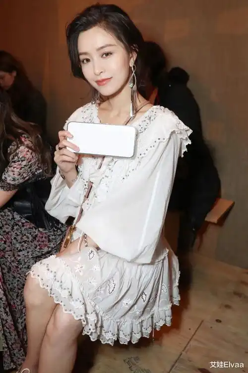 冰山美人郑秀晶一身好黑酷飒,pk穿白裙的文咏珊,被吊打
